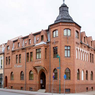 Außenansicht des Rathauses in Tangerhütte